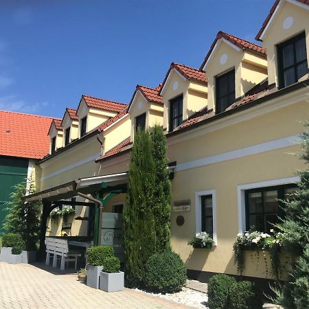 Weingut & Gaestezimmer Edelmann Göttlesbrunn Exterior foto