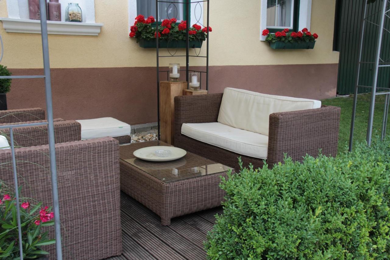 Weingut & Gaestezimmer Edelmann Göttlesbrunn Exterior foto